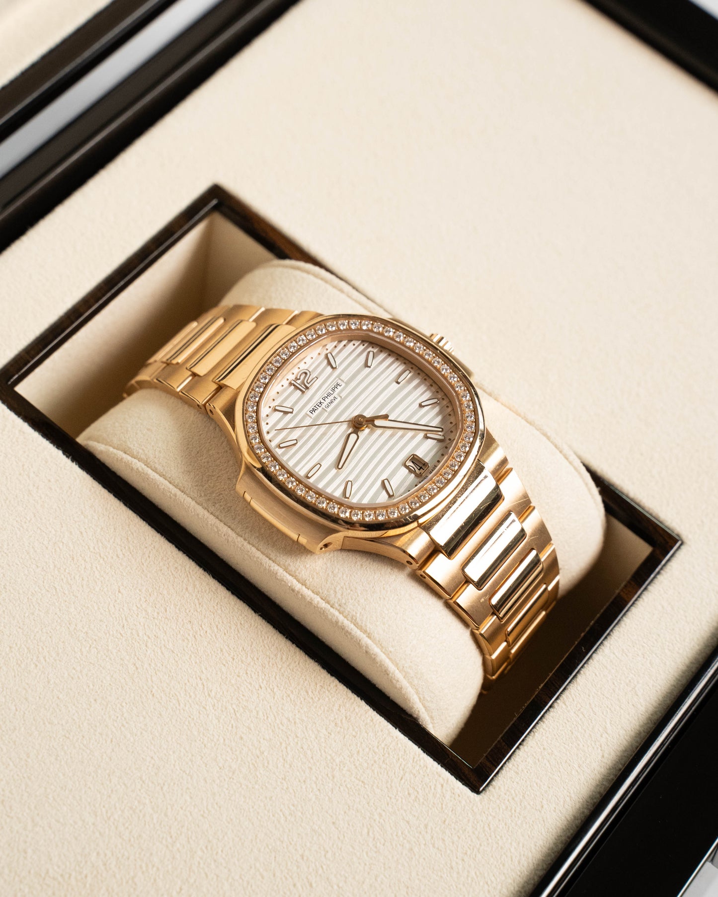 Patek Philippe Ladies Nautilus 7118/1200R 2024 Silver Opaline